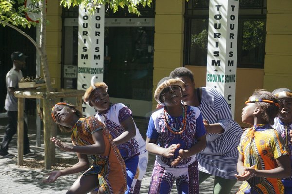 How do you plan a camping trip that includes visits to UK art galleries and museums?